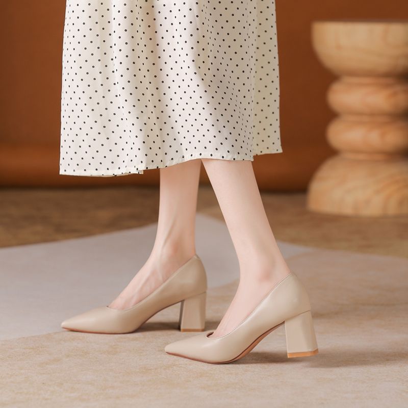 Women Fashion Model - Sepatu kerja hak tebal mengkilap ujung