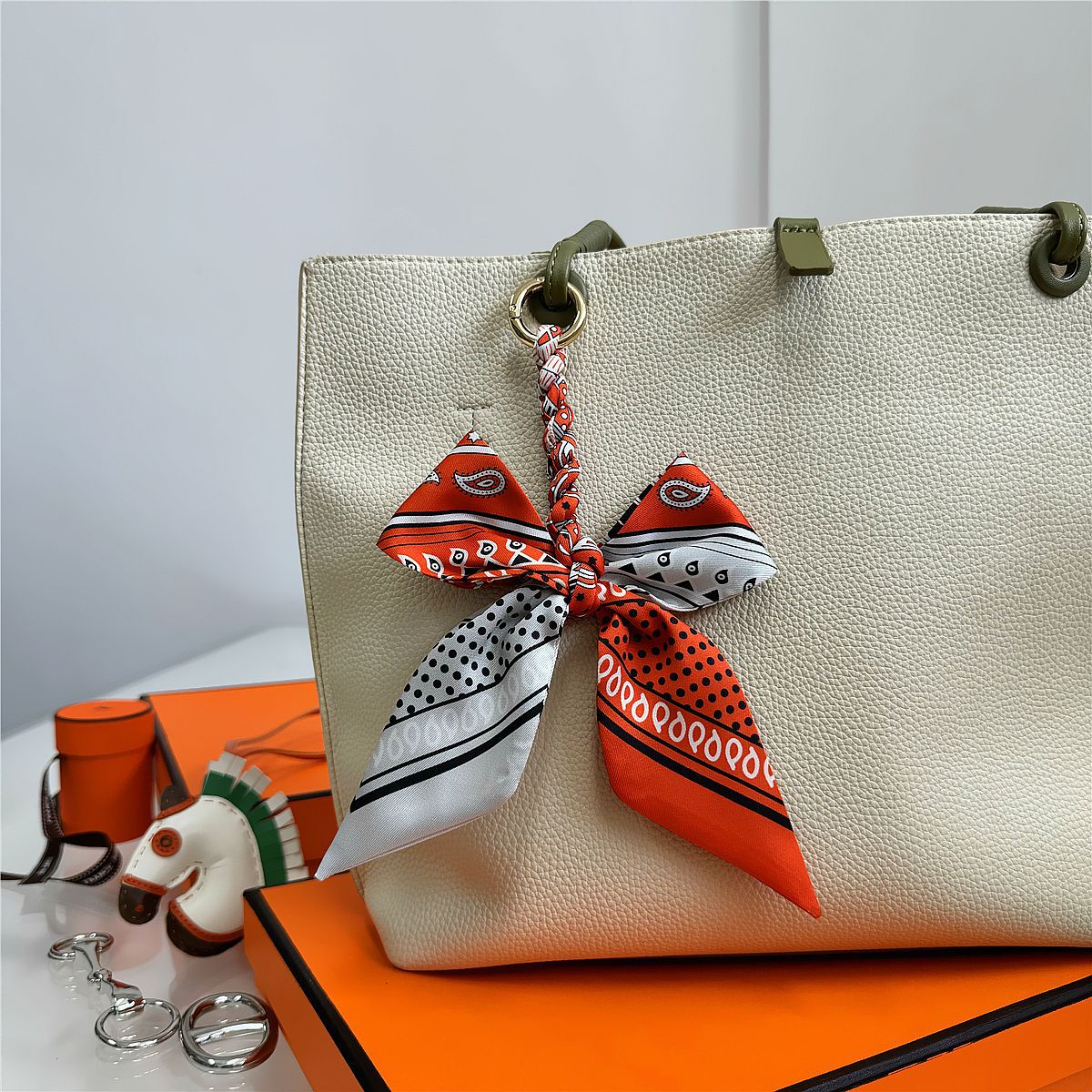 Gantungan Tas Pita Sutra Elega - Women'S Ysl Fashion ulasan dan harga