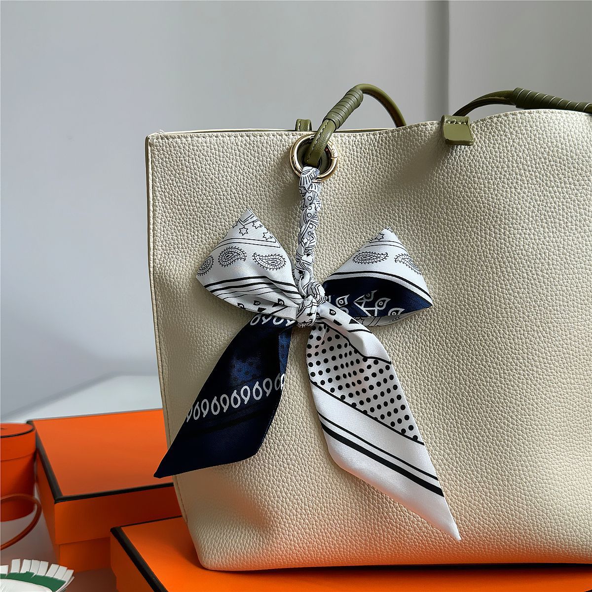 Gantungan Tas Pita Sutra Elega - Women'S Ysl Fashion ulasan dan harga