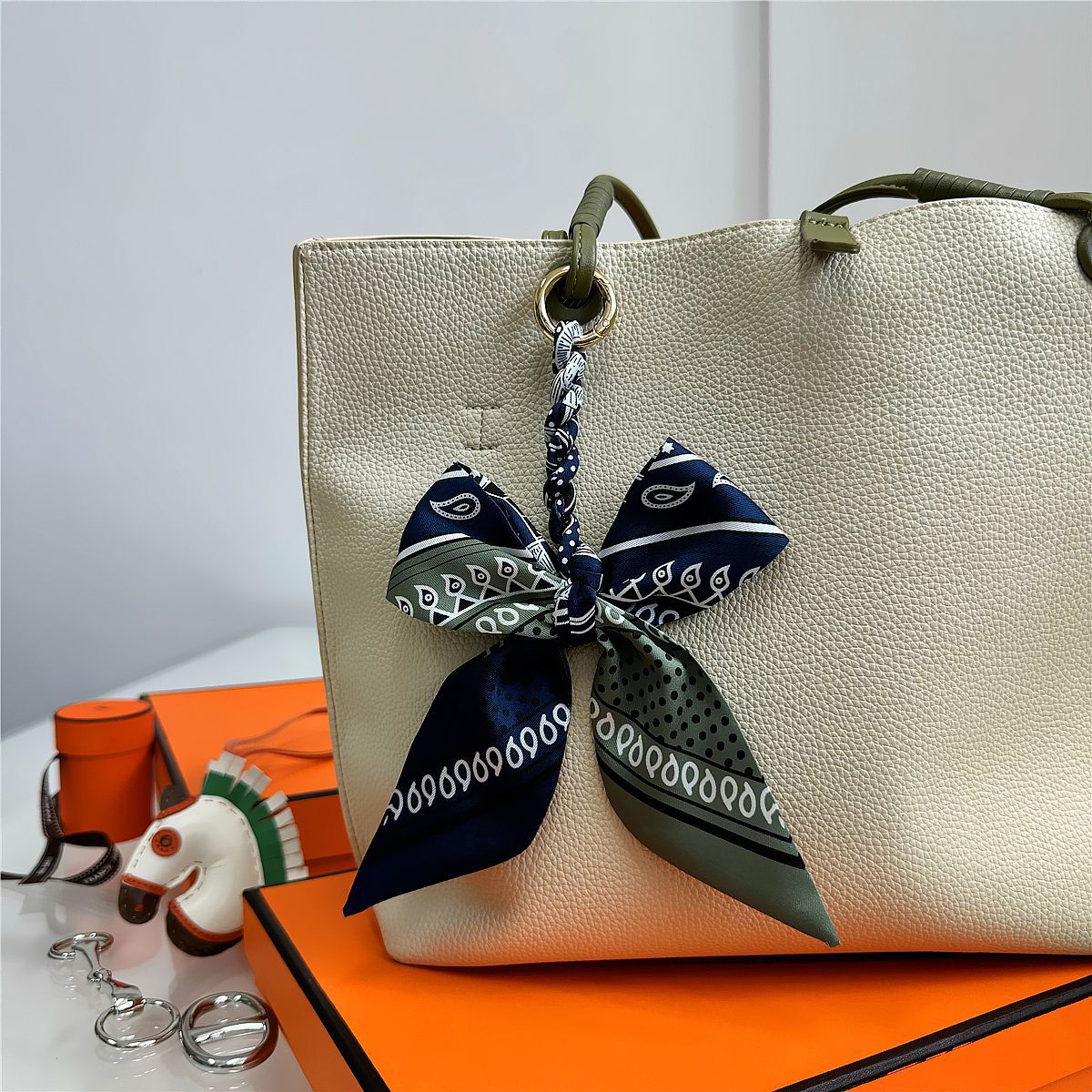 Gantungan Tas Pita Sutra Elega - Women'S Ysl Fashion ulasan dan harga